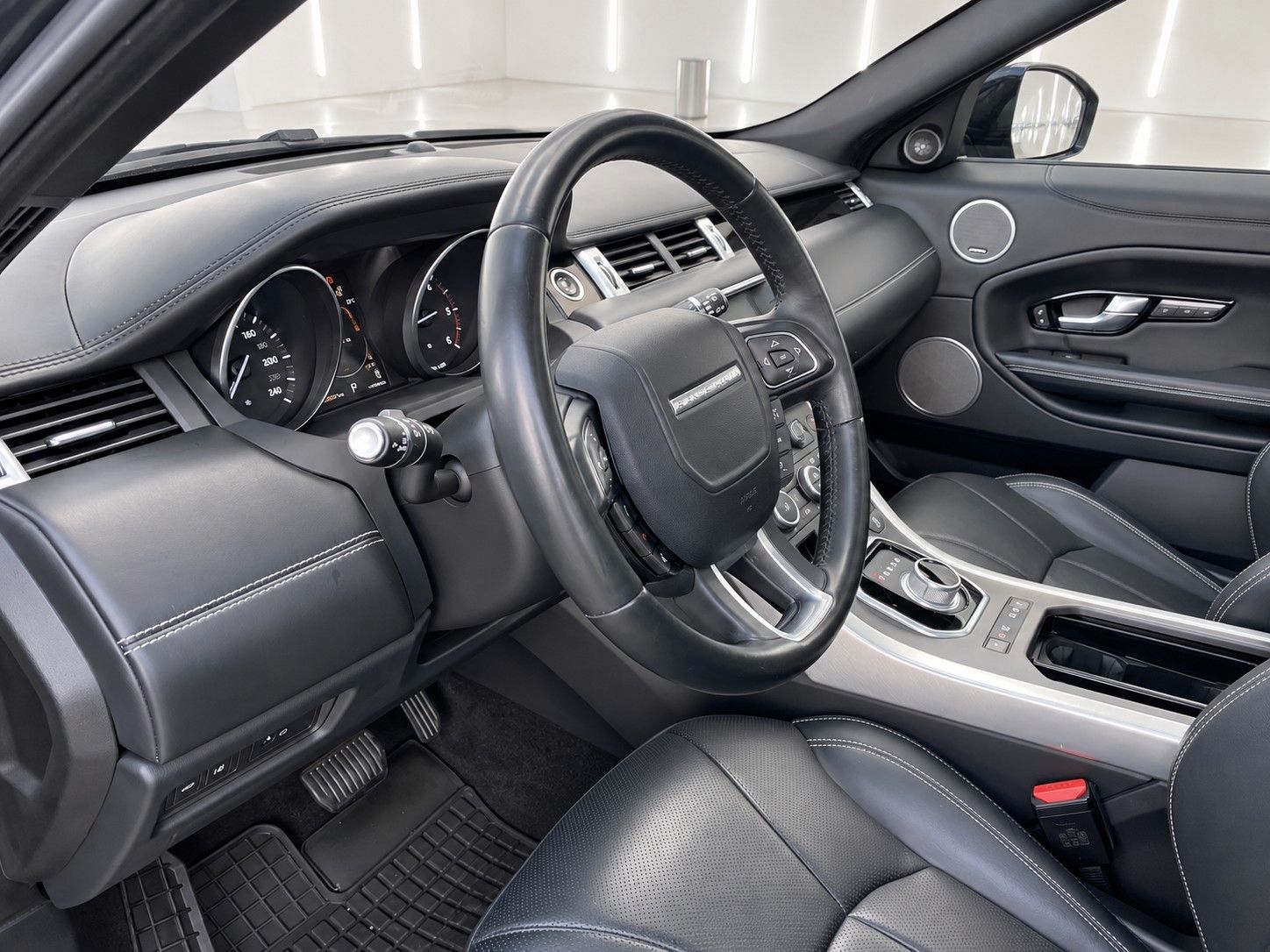 Fahrzeugabbildung Land Rover Range Rover Evoque TD4 Aut. Autobiography *Pano* - mit KI generiert/bearbeitet