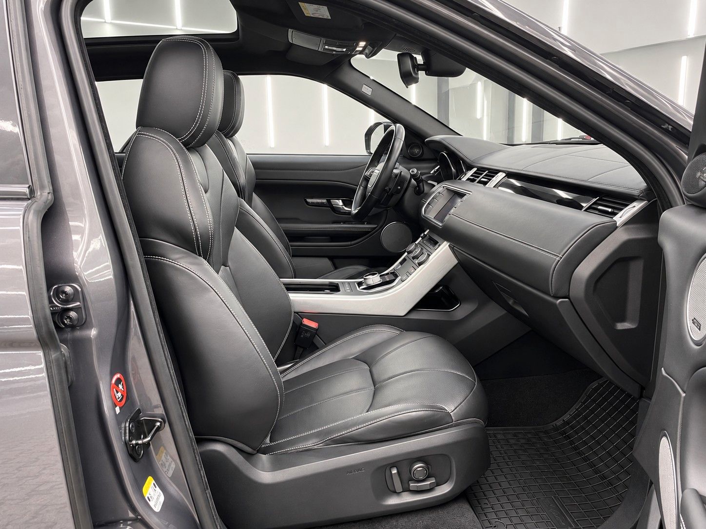 Fahrzeugabbildung Land Rover Range Rover Evoque TD4 Aut. Autobiography *Pano* - mit KI generiert/bearbeitet