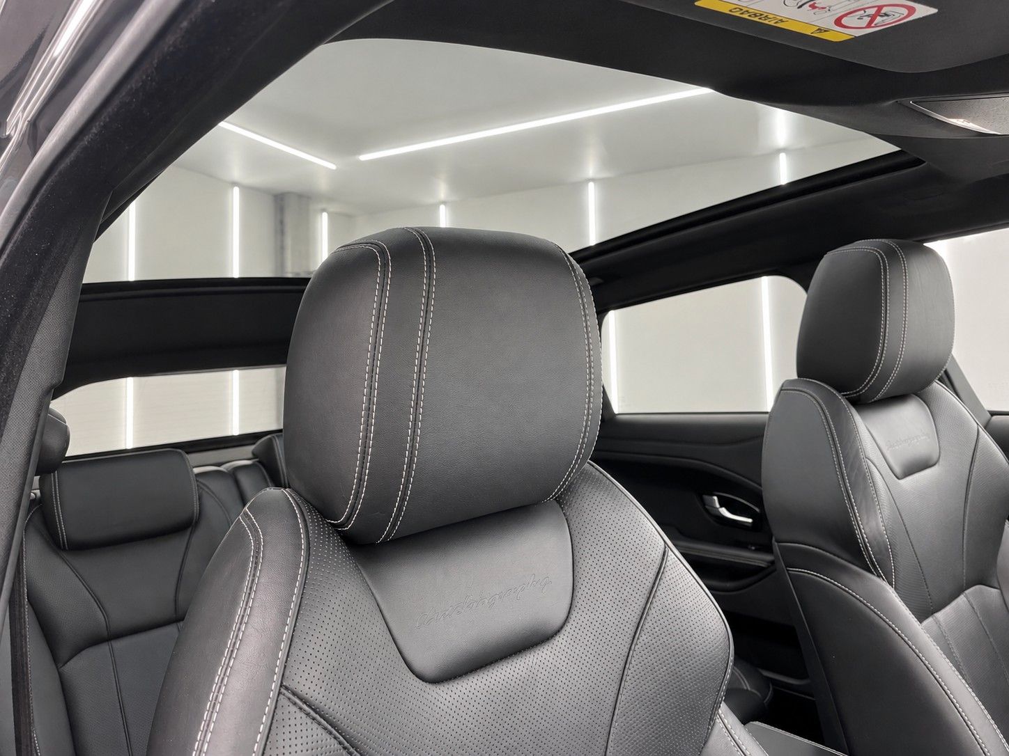 Fahrzeugabbildung Land Rover Range Rover Evoque TD4 Aut. Autobiography *Pano* - mit KI generiert/bearbeitet
