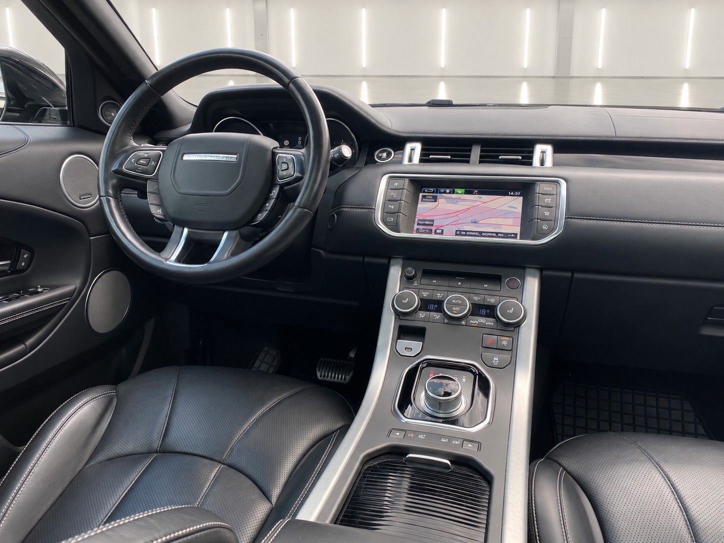 Fahrzeugabbildung Land Rover Range Rover Evoque TD4 Aut. Autobiography *Pano* - mit KI generiert/bearbeitet