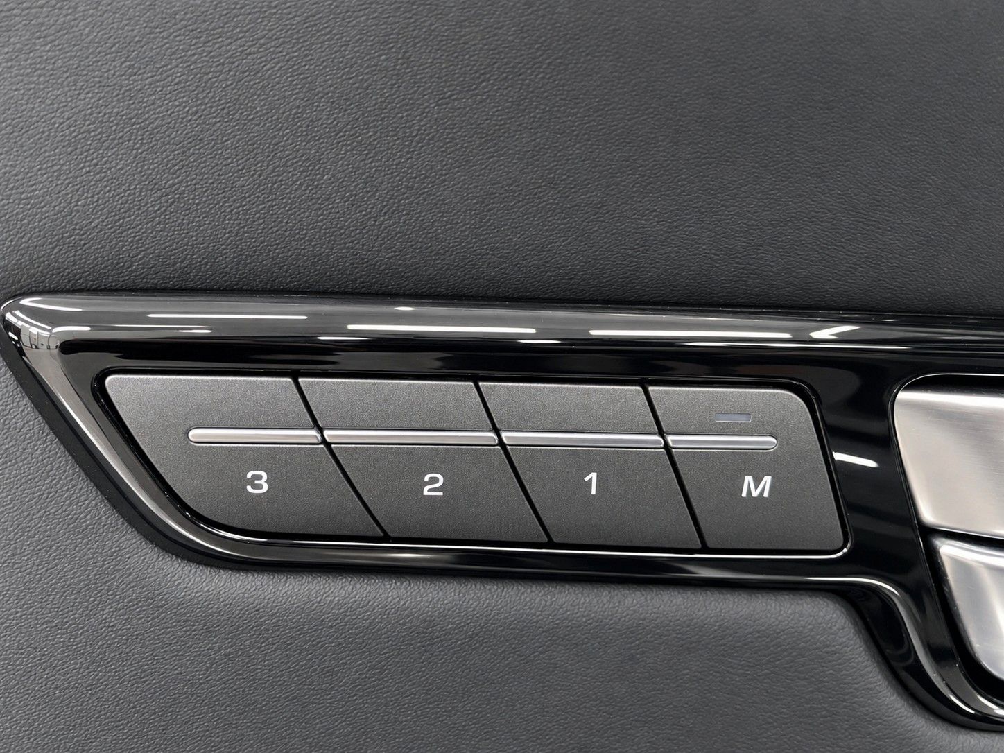 Fahrzeugabbildung Land Rover Range Rover Evoque TD4 Aut. Autobiography *Pano* - mit KI generiert/bearbeitet