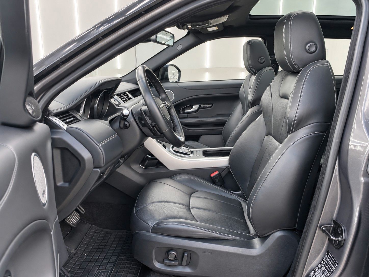 Fahrzeugabbildung Land Rover Range Rover Evoque TD4 Aut. Autobiography *Pano* - mit KI generiert/bearbeitet