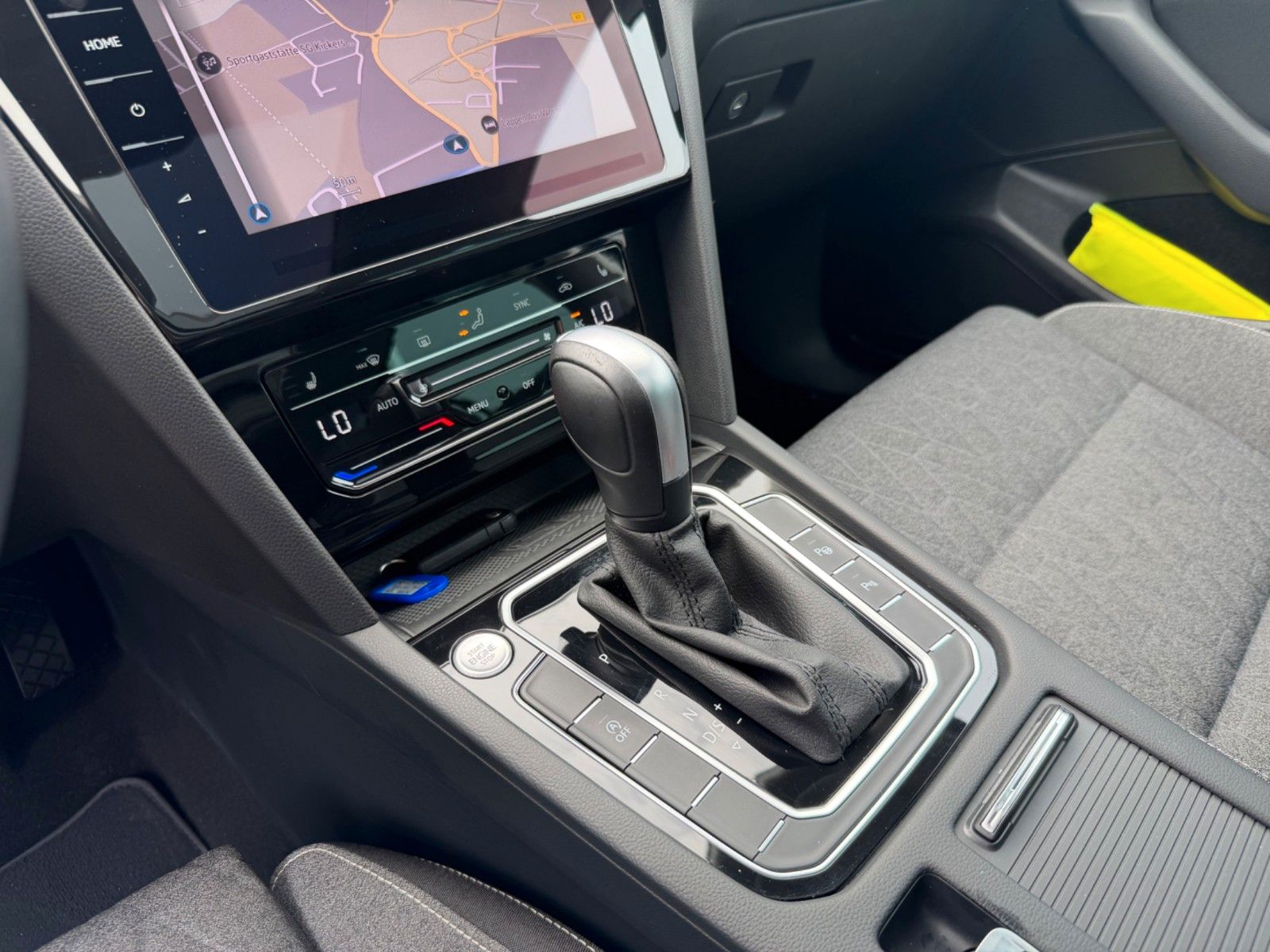 Fahrzeugabbildung Volkswagen Passat Variant 2.0 TDI Business*PANO*MATRIX*AHK* - mit KI generiert/bearbeitet