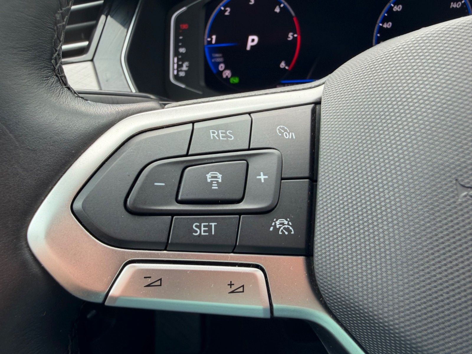 Fahrzeugabbildung Volkswagen Passat Variant 2.0 TDI Business*PANO*MATRIX*AHK* - mit KI generiert/bearbeitet