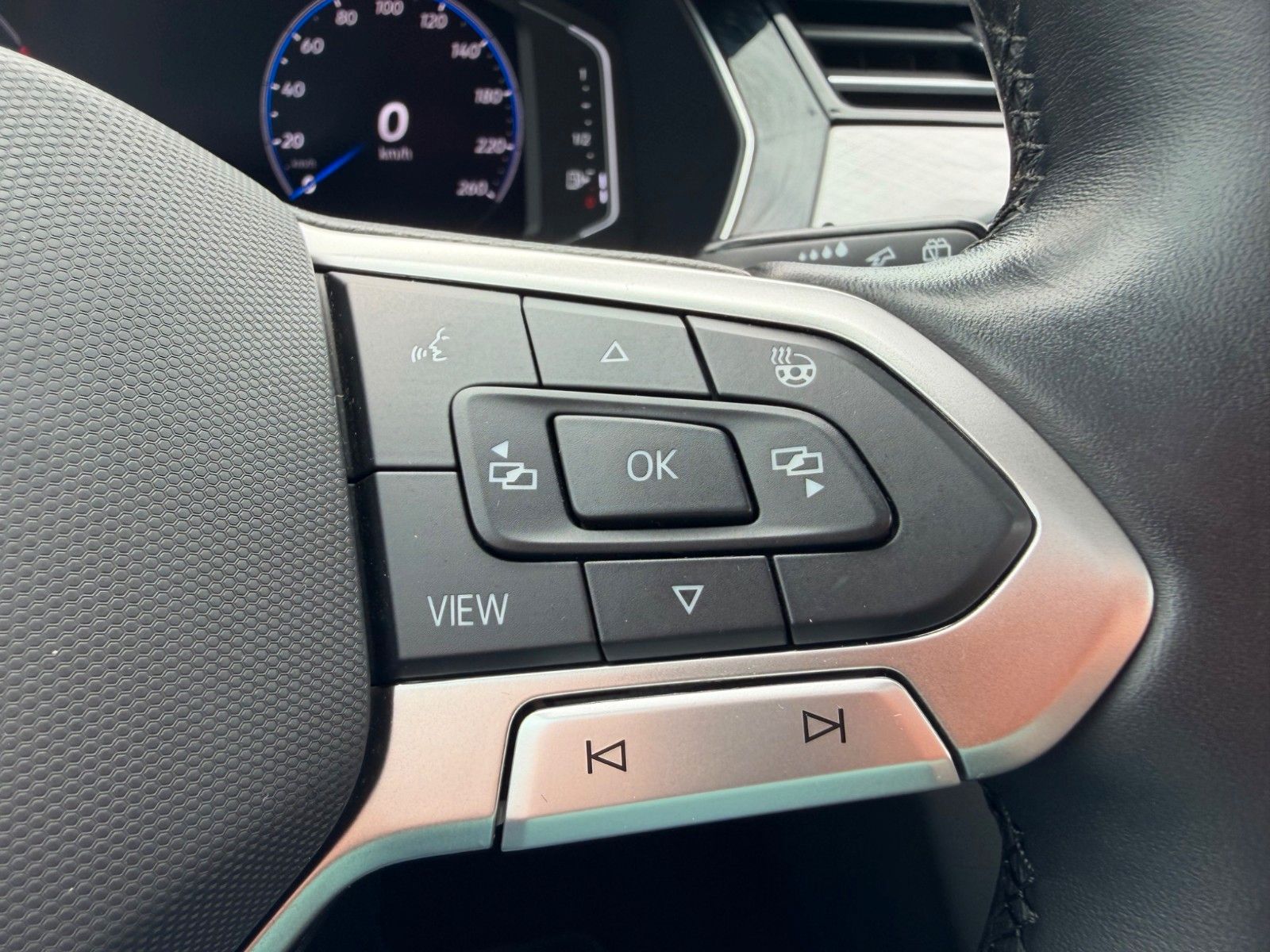 Fahrzeugabbildung Volkswagen Passat Variant 2.0 TDI Business*PANO*MATRIX*AHK* - mit KI generiert/bearbeitet