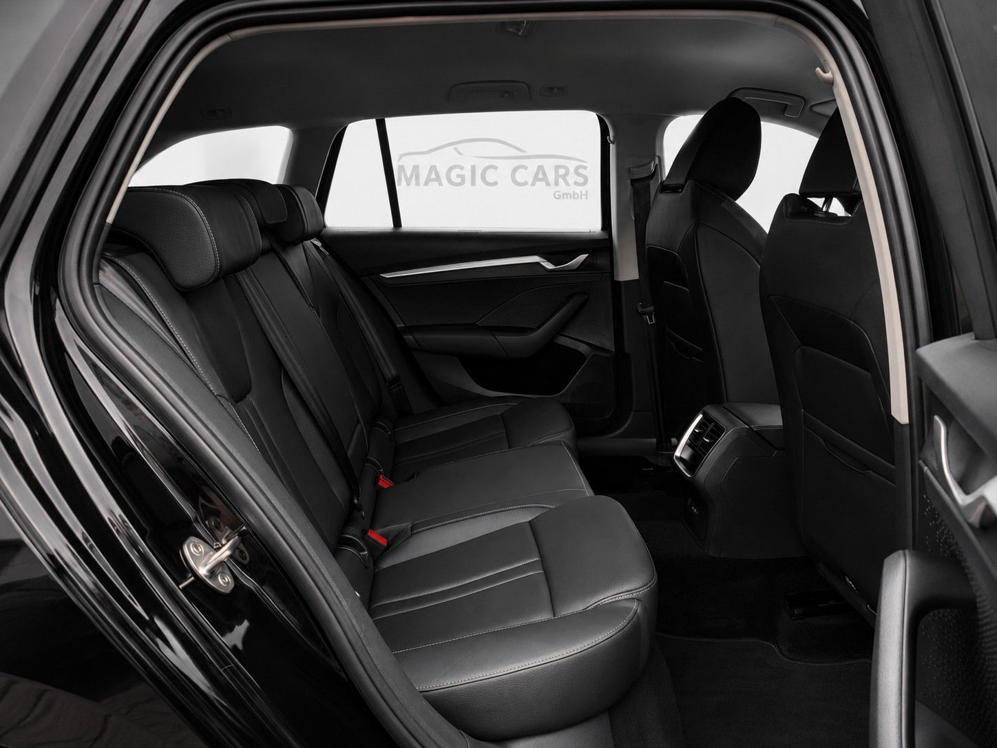 Fahrzeugabbildung SKODA Octavia Combi 2.0 TDI Selection *Matrix*Leder* - mit KI generiert/bearbeitet