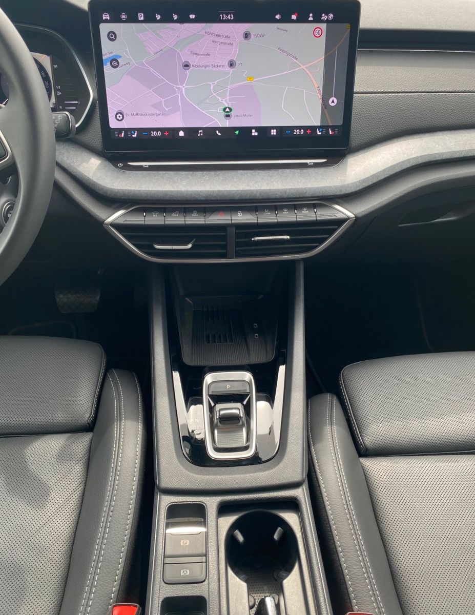 Fahrzeugabbildung SKODA Octavia Combi 2.0 TDI Selection *Matrix*Leder* - mit KI generiert/bearbeitet
