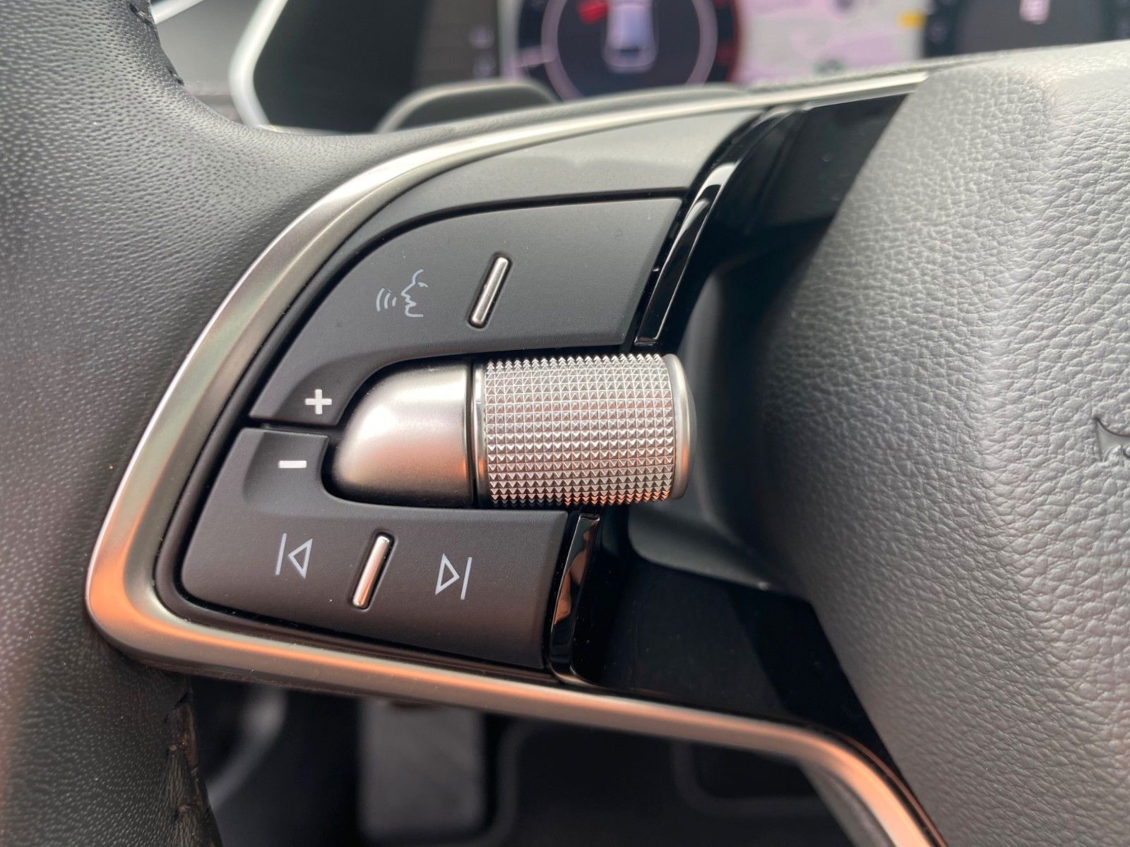 Fahrzeugabbildung SKODA Octavia Combi 2.0 TDI Selection *Matrix*Leder* - mit KI generiert/bearbeitet