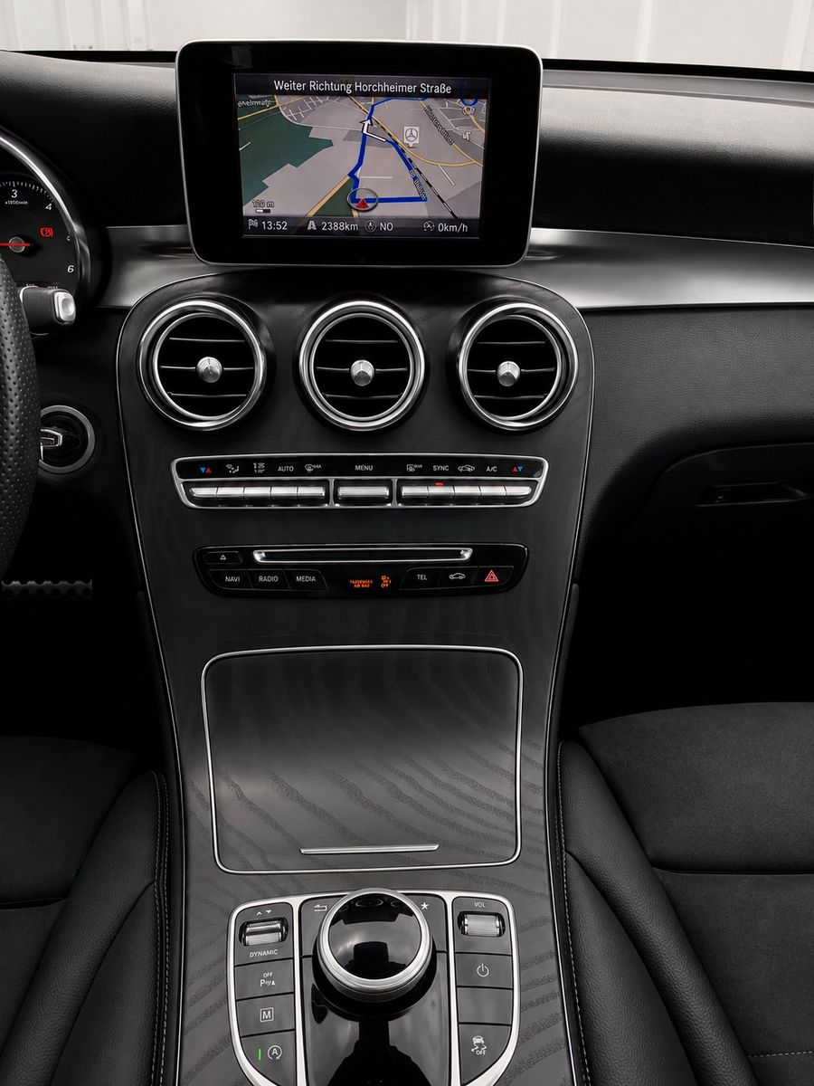 Fahrzeugabbildung Mercedes-Benz GLC 220 d 4Matic 9G Exclusive*AMG-Int.*Pano*AHK* - mit KI generiert/bearbeitet