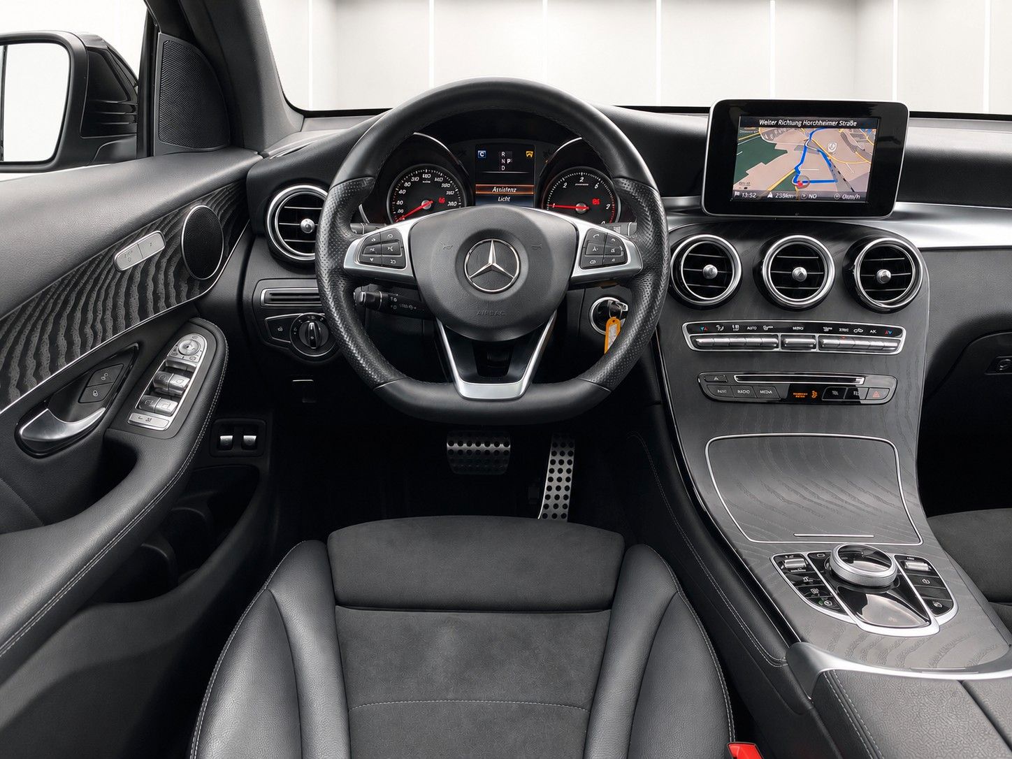 Fahrzeugabbildung Mercedes-Benz GLC 220 d 4Matic 9G Exclusive*AMG-Int.*Pano*AHK* - mit KI generiert/bearbeitet
