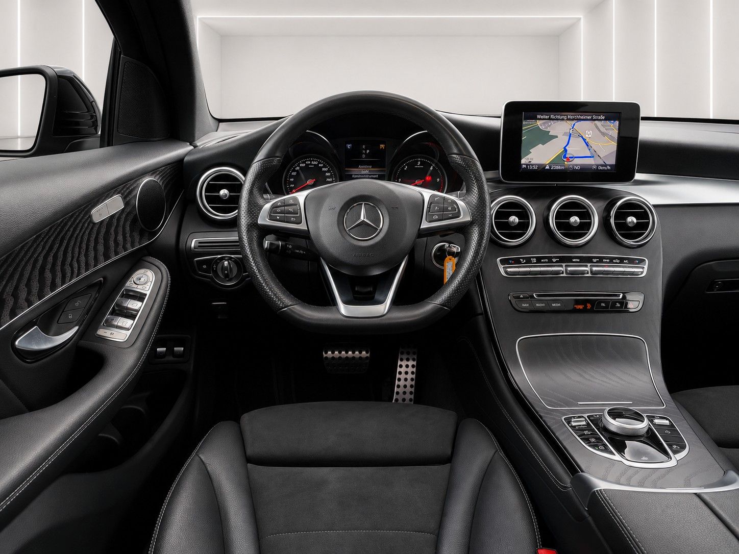 Fahrzeugabbildung Mercedes-Benz GLC 220 d 4Matic 9G Exclusive*AMG-Int.*Pano*AHK* - mit KI generiert/bearbeitet
