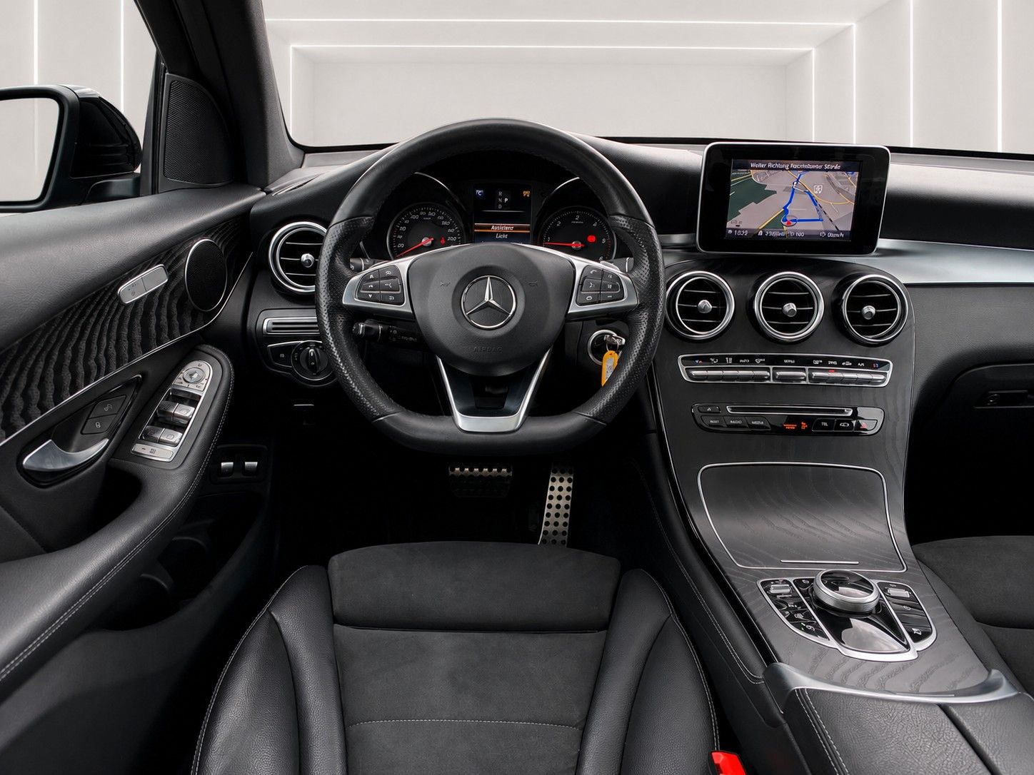 Fahrzeugabbildung Mercedes-Benz GLC 220 d 4Matic 9G Exclusive*AMG-Int.*Pano*AHK* - mit KI generiert/bearbeitet