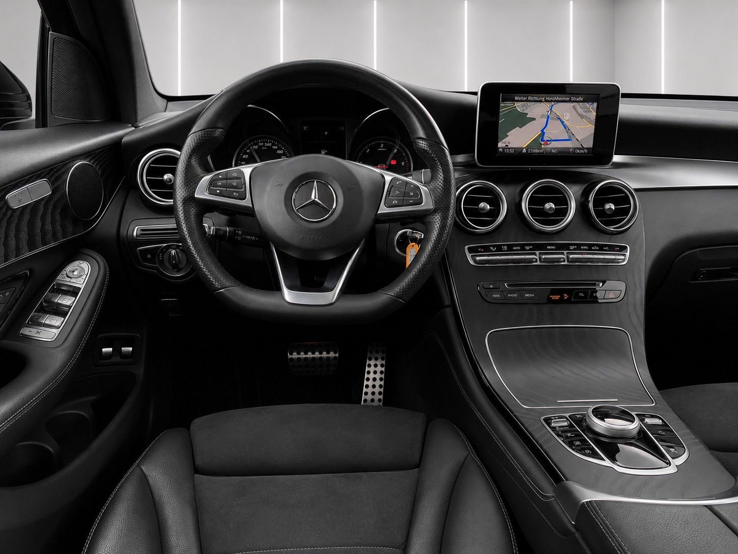 Fahrzeugabbildung Mercedes-Benz GLC 220 d 4Matic 9G Exclusive*AMG-Int.*Pano*AHK* - mit KI generiert/bearbeitet