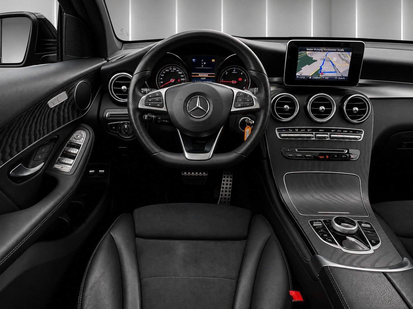 Fahrzeugabbildung Mercedes-Benz GLC 220 d 4Matic 9G Exclusive*AMG-Int.*Pano*AHK* - mit KI generiert/bearbeitet