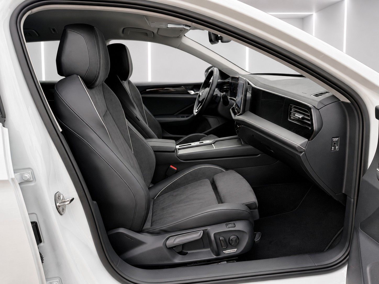 Fahrzeugabbildung Volkswagen Passat Variant 1.5 TSI 110 kW Business 9950 Km* - mit KI generiert/bearbeitet