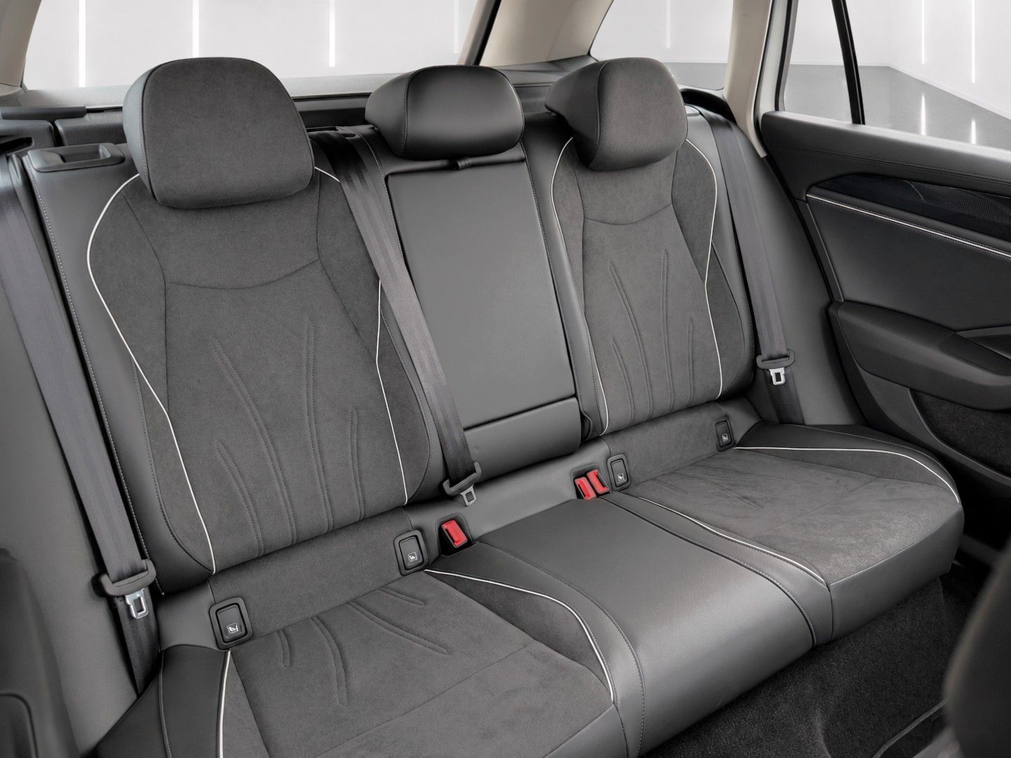 Fahrzeugabbildung Volkswagen Passat Variant 1.5 TSI 110 kW Business 9950 Km* - mit KI generiert/bearbeitet