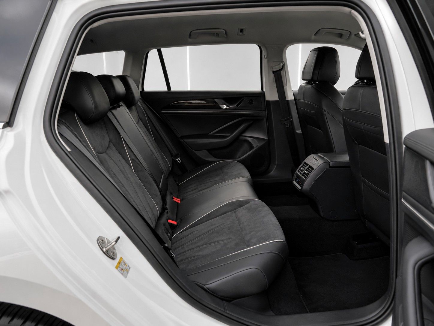 Fahrzeugabbildung Volkswagen Passat Variant 1.5 TSI 110 kW Business 9950 Km* - mit KI generiert/bearbeitet