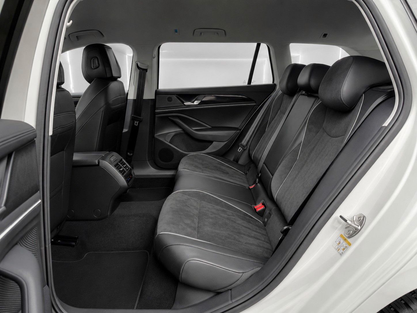 Fahrzeugabbildung Volkswagen Passat Variant 1.5 TSI 110 kW Business 9950 Km* - mit KI generiert/bearbeitet