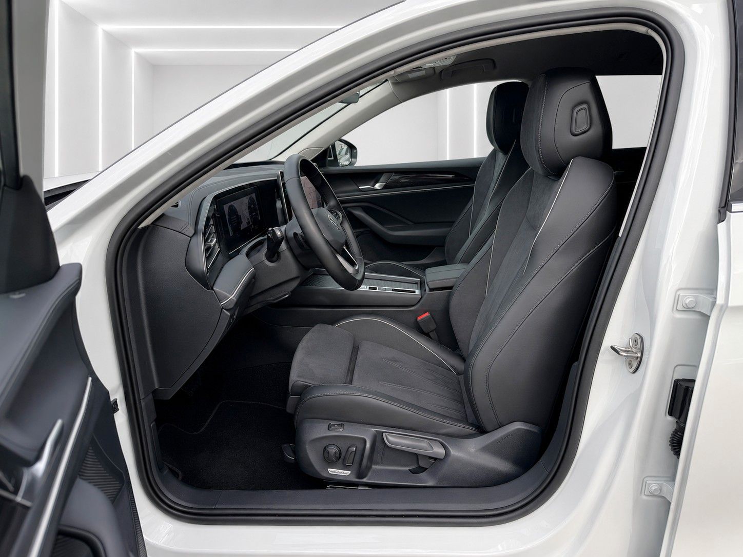 Fahrzeugabbildung Volkswagen Passat Variant 1.5 TSI 110 kW Business 9950 Km* - mit KI generiert/bearbeitet