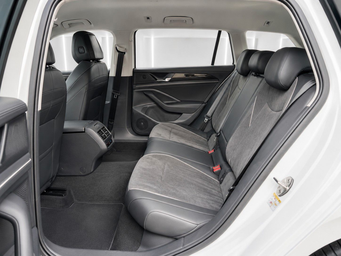 Fahrzeugabbildung Volkswagen Passat Variant 1.5 TSI 110 kW Business 9950 Km* - mit KI generiert/bearbeitet