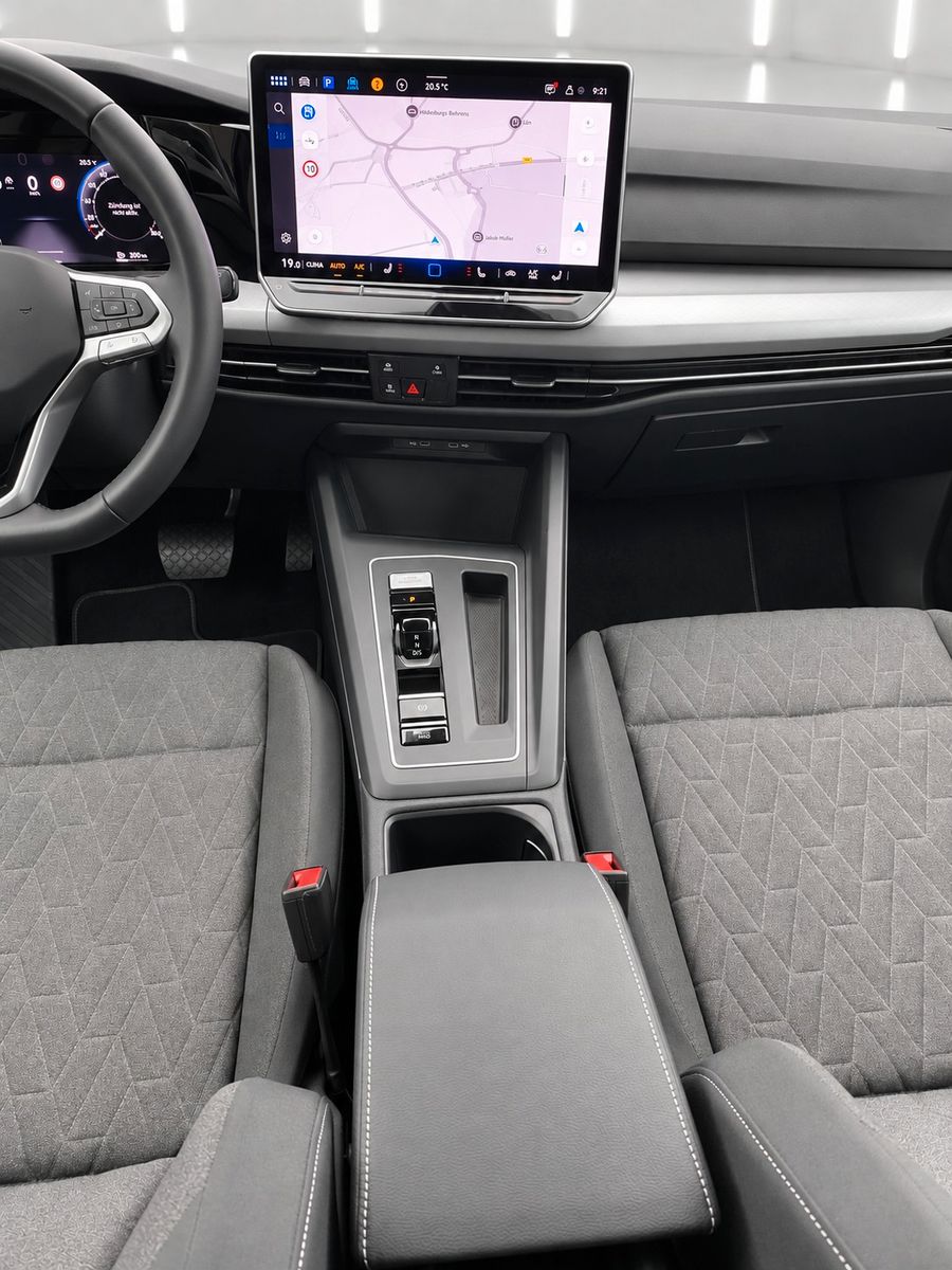 Fahrzeugabbildung Volkswagen Golf Variant 1.5 eTSI Life *Facelift*AHK*LED* - mit KI generiert/bearbeitet