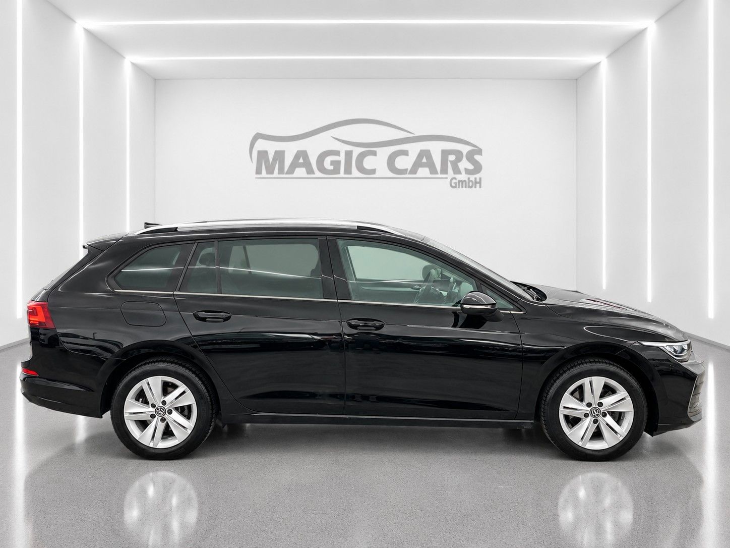 Fahrzeugabbildung Volkswagen Golf Variant 1.5 eTSI Life *Facelift*AHK*LED* - mit KI generiert/bearbeitet