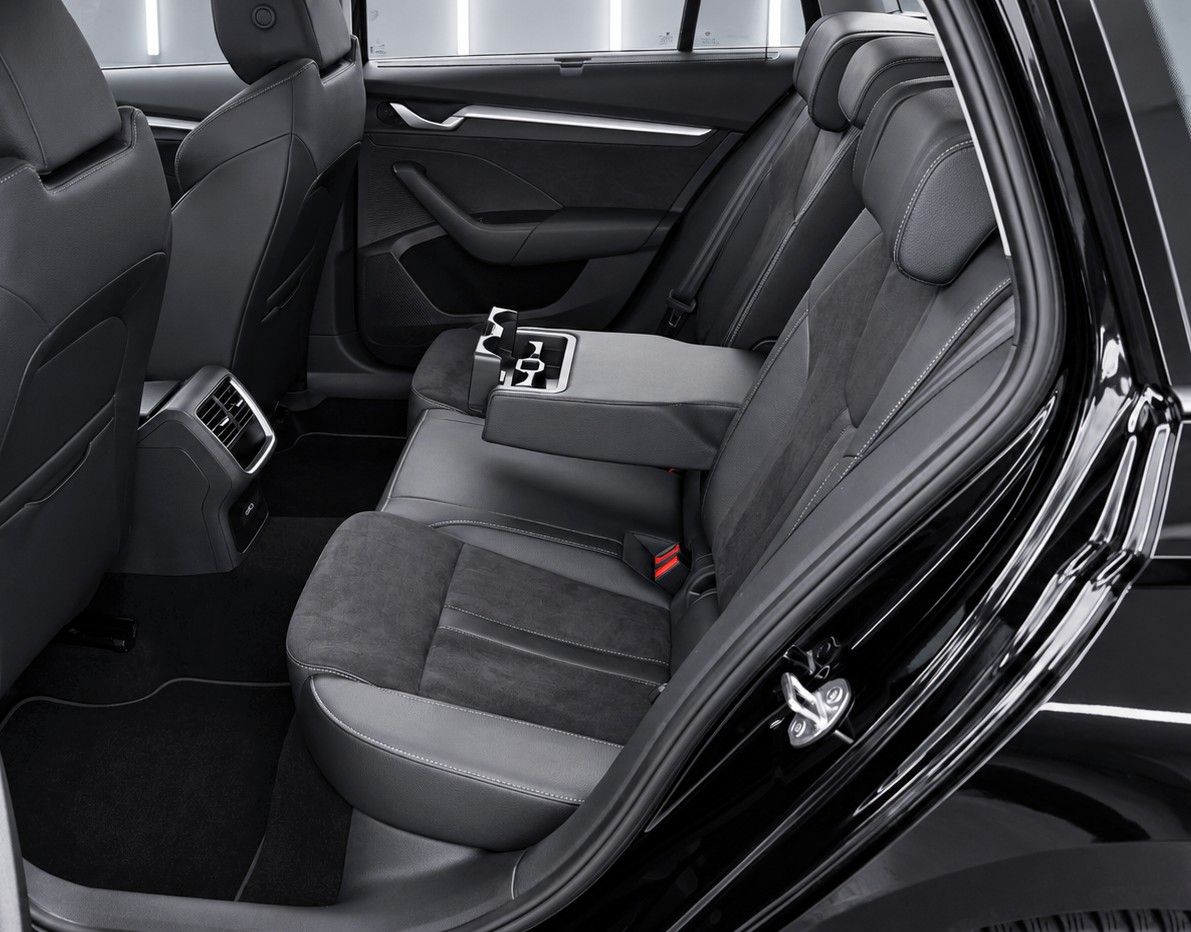 Fahrzeugabbildung SKODA Octavia Combi 2.0 TDI Selection*Matrix*Stand*AHK - mit KI generiert/bearbeitet