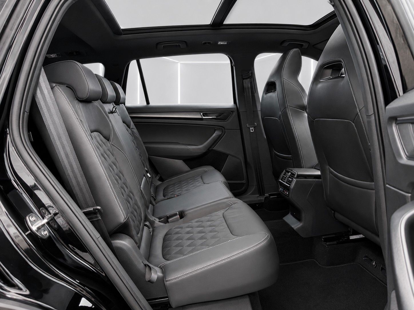 Fahrzeugabbildung SKODA Kodiaq 2.0 TSI 4x4 DSG Sportline*7-Sitze*Matrix* - mit KI generiert/bearbeitet