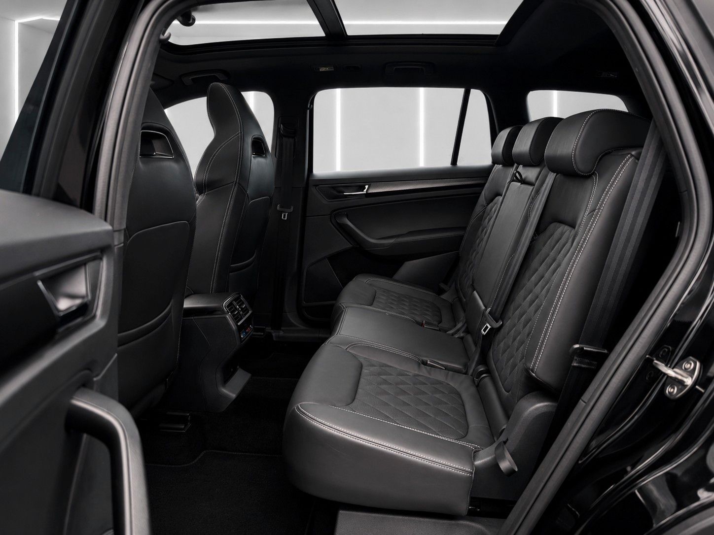 Fahrzeugabbildung SKODA Kodiaq 2.0 TSI 4x4 DSG Sportline*7-Sitze*Matrix* - mit KI generiert/bearbeitet