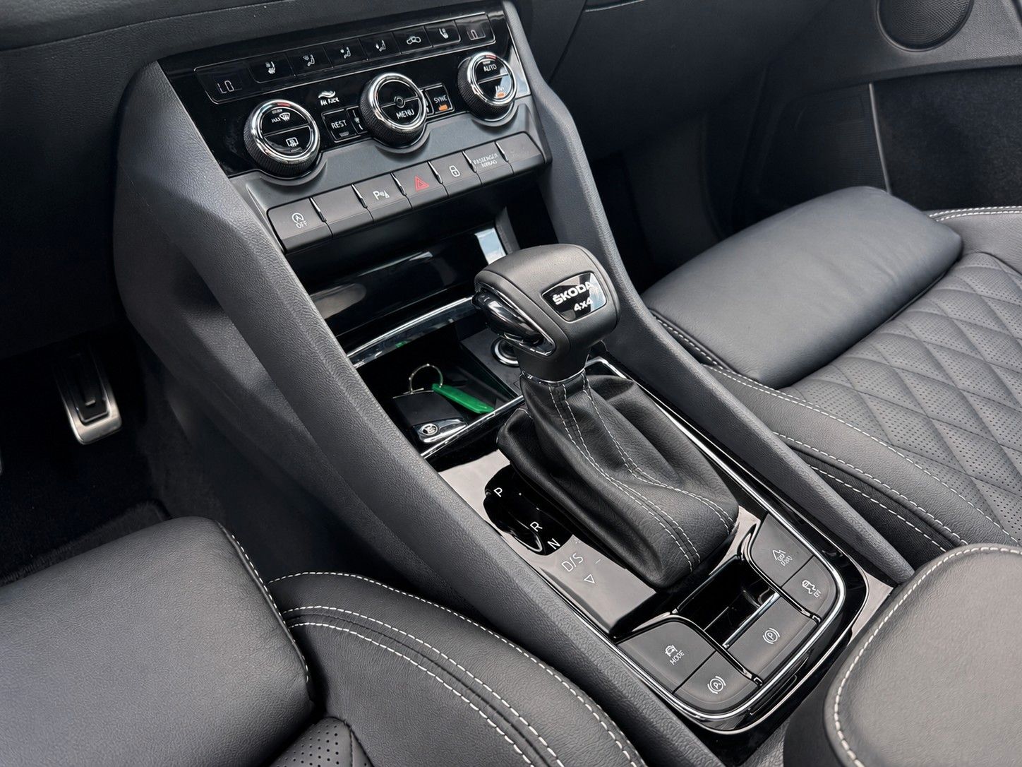 Fahrzeugabbildung SKODA Kodiaq 2.0 TSI 4x4 DSG Sportline*7-Sitze*Matrix* - mit KI generiert/bearbeitet