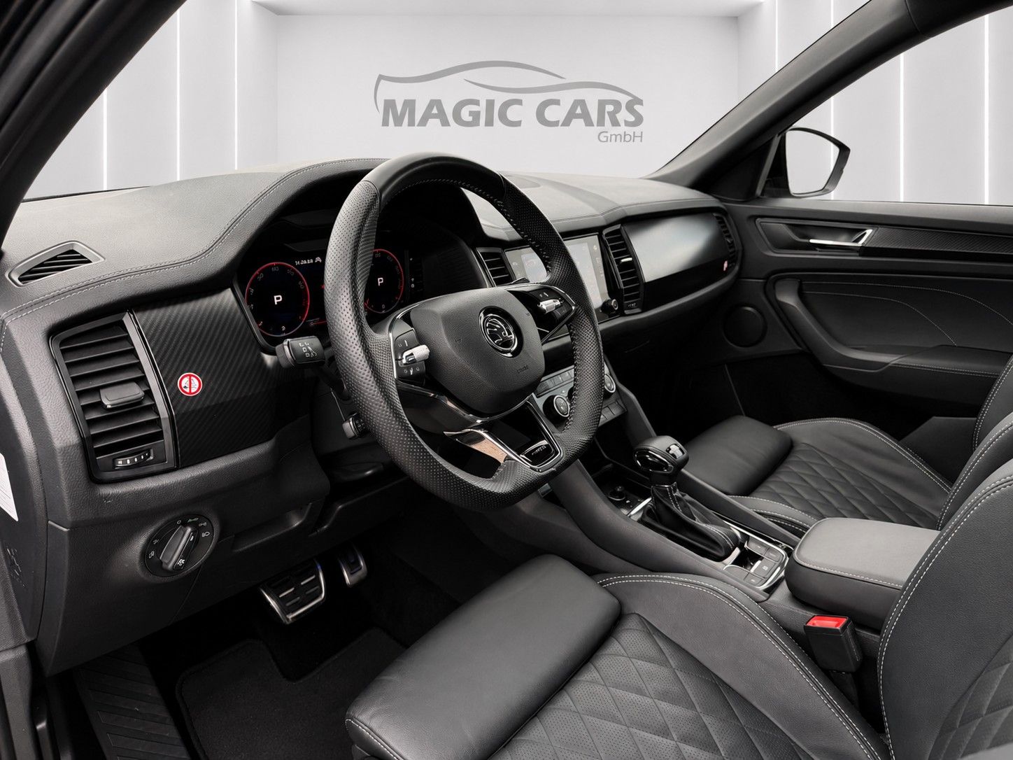 Fahrzeugabbildung SKODA Kodiaq 2.0 TSI 4x4 DSG Sportline*7-Sitze*Matrix* - mit KI generiert/bearbeitet