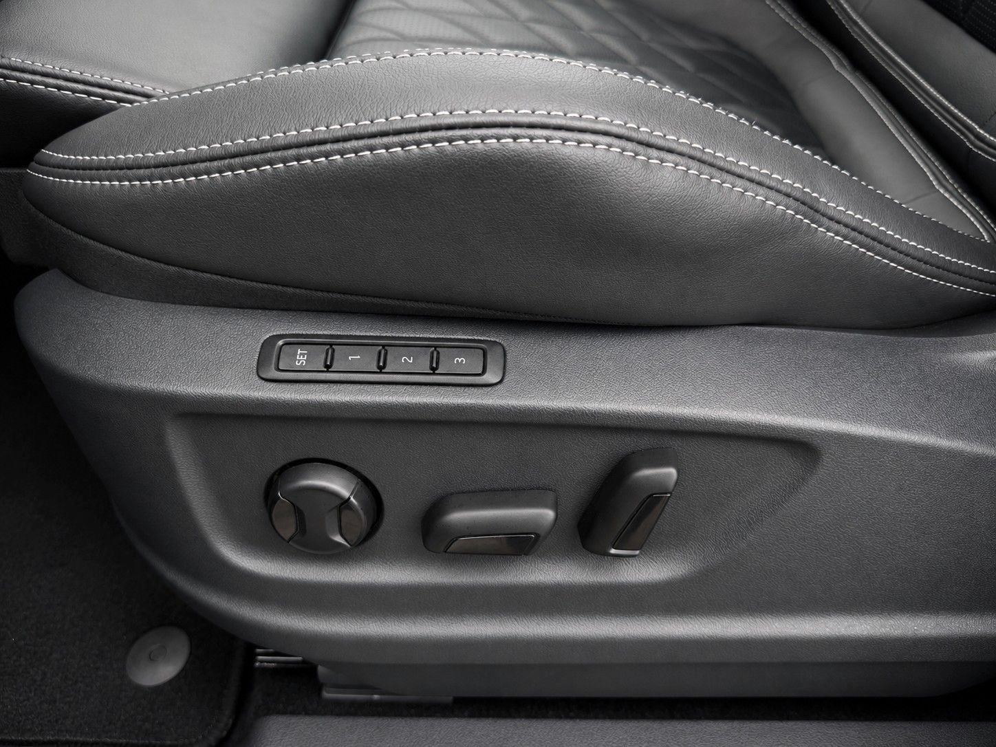 Fahrzeugabbildung SKODA Kodiaq 2.0 TSI 4x4 DSG Sportline*7-Sitze*Matrix* - mit KI generiert/bearbeitet