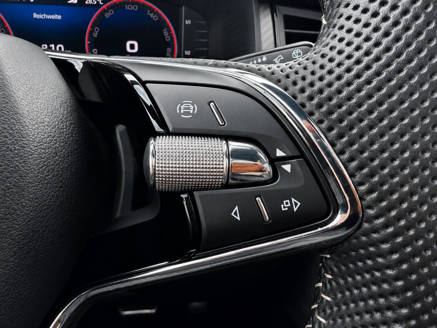 Fahrzeugabbildung SKODA Kodiaq 2.0 TSI 4x4 DSG Sportline*7-Sitze*Matrix* - mit KI generiert/bearbeitet