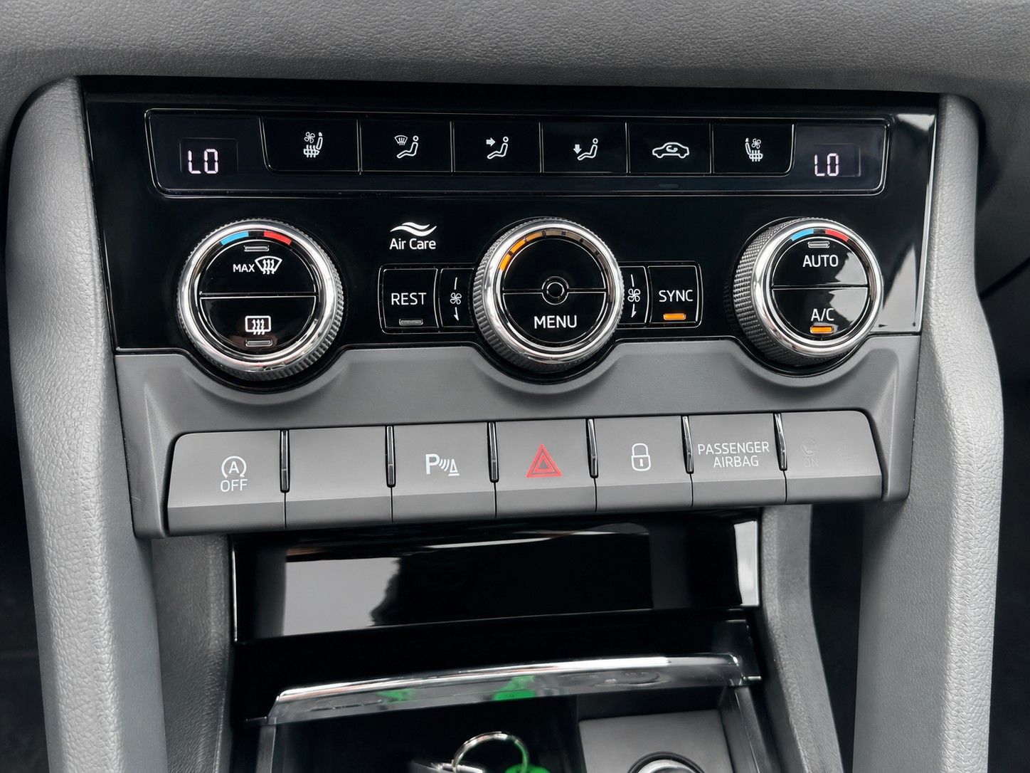 Fahrzeugabbildung SKODA Kodiaq 2.0 TSI 4x4 DSG Sportline*7-Sitze*Matrix* - mit KI generiert/bearbeitet