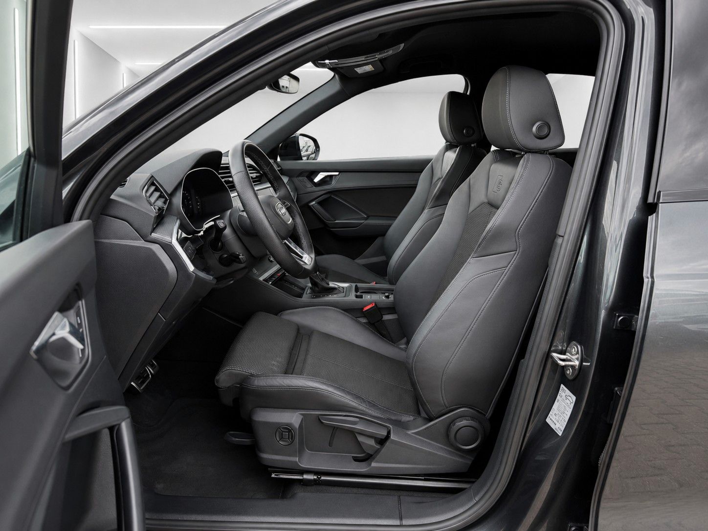 Fahrzeugabbildung Audi Q3 35 TFSI S line *Black-Style*LED*AHK*VIRTUAL* - mit KI generiert/bearbeitet