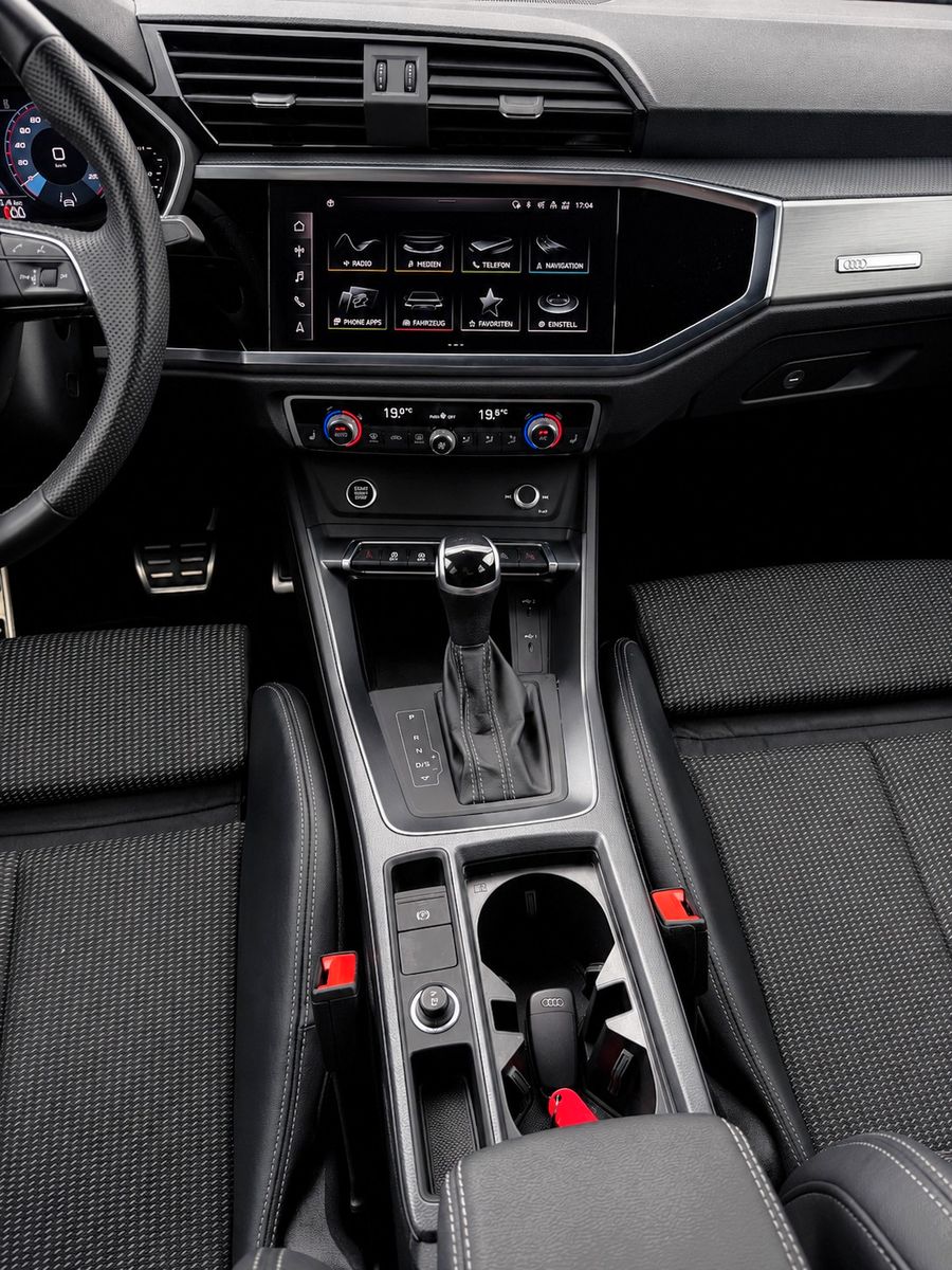 Fahrzeugabbildung Audi Q3 35 TFSI S line *Black-Style*LED*AHK*VIRTUAL* - mit KI generiert/bearbeitet