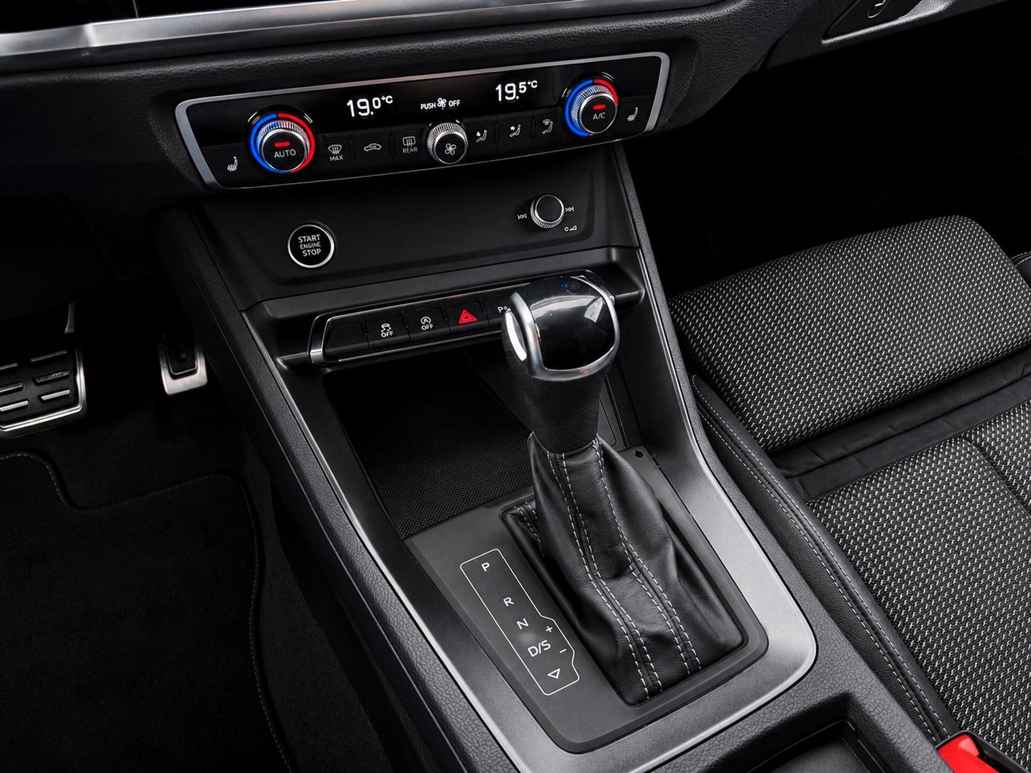 Fahrzeugabbildung Audi Q3 35 TFSI S line *Black-Style*LED*AHK*VIRTUAL* - mit KI generiert/bearbeitet