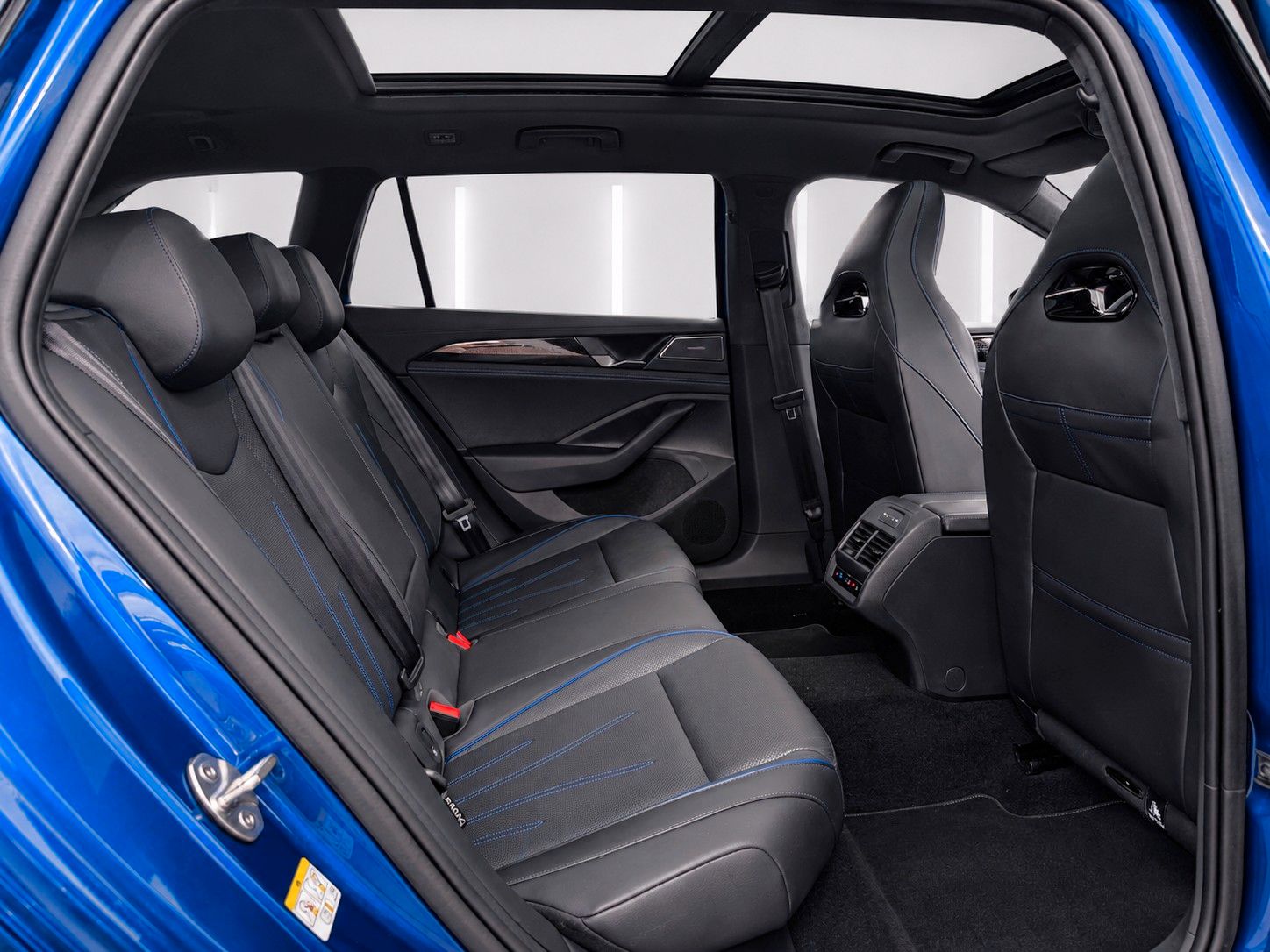 Fahrzeugabbildung Volkswagen Passat Variant 2.0TSI 4M R-Line Mega-Ausstattung - mit KI generiert/bearbeitet