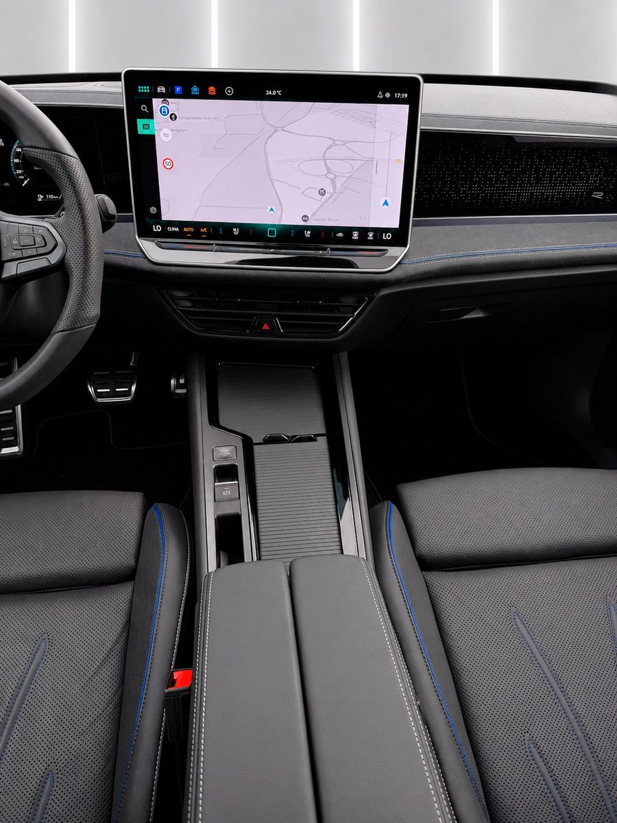 Fahrzeugabbildung Volkswagen Passat Variant 2.0TSI 4M R-Line Mega-Ausstattung - mit KI generiert/bearbeitet
