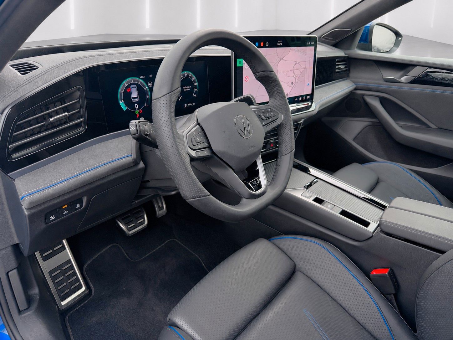 Fahrzeugabbildung Volkswagen Passat Variant 2.0TSI 4M R-Line Mega-Ausstattung - mit KI generiert/bearbeitet