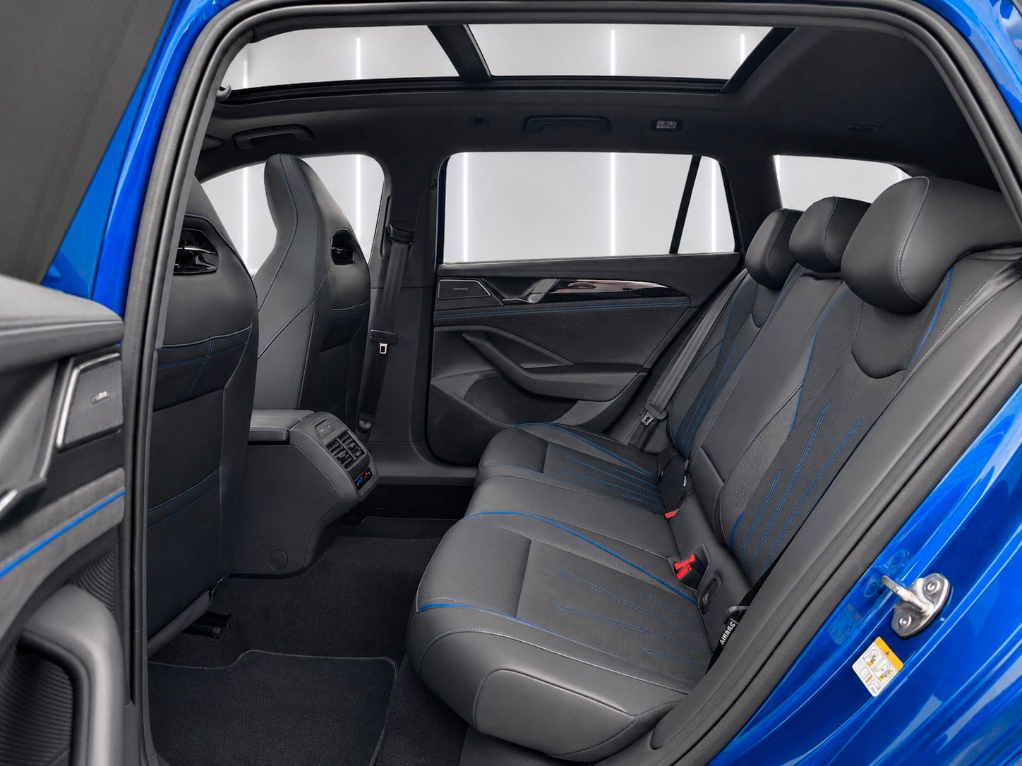Fahrzeugabbildung Volkswagen Passat Variant 2.0TSI 4M R-Line Mega-Ausstattung - mit KI generiert/bearbeitet