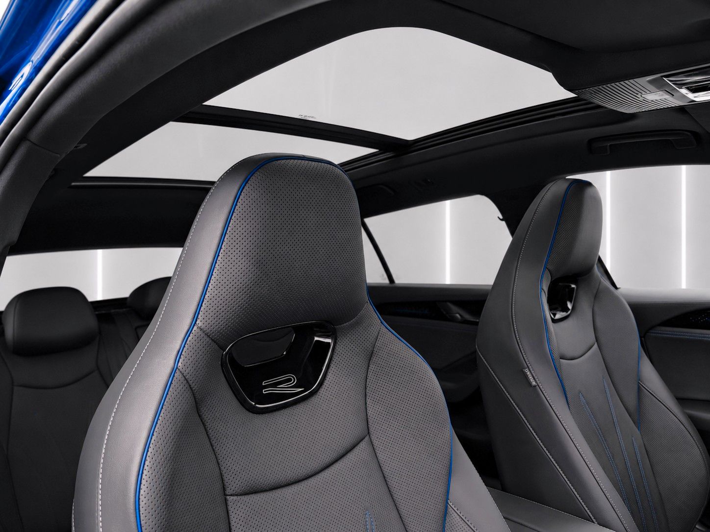 Fahrzeugabbildung Volkswagen Passat Variant 2.0TSI 4M R-Line Mega-Ausstattung - mit KI generiert/bearbeitet