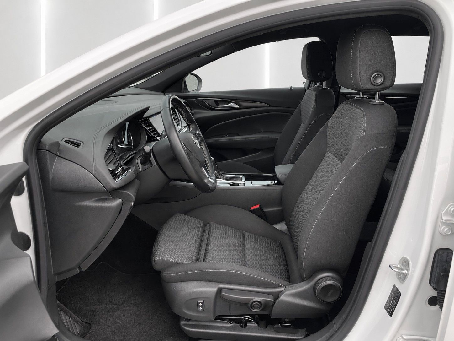 Fahrzeugabbildung Opel Insignia B Sports Tourer Business*Autom.*Flexri. - mit KI generiert/bearbeitet