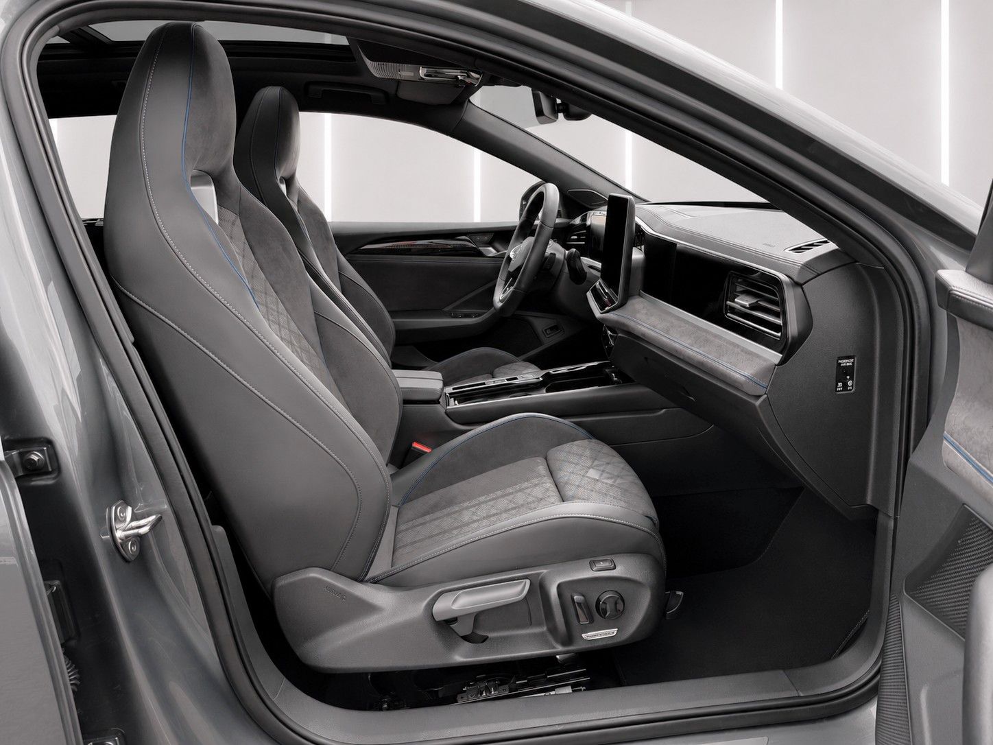 Fahrzeugabbildung Volkswagen Passat Variant 2.0 TDI R-Line *Pano*Massage*LED* - mit KI generiert/bearbeitet