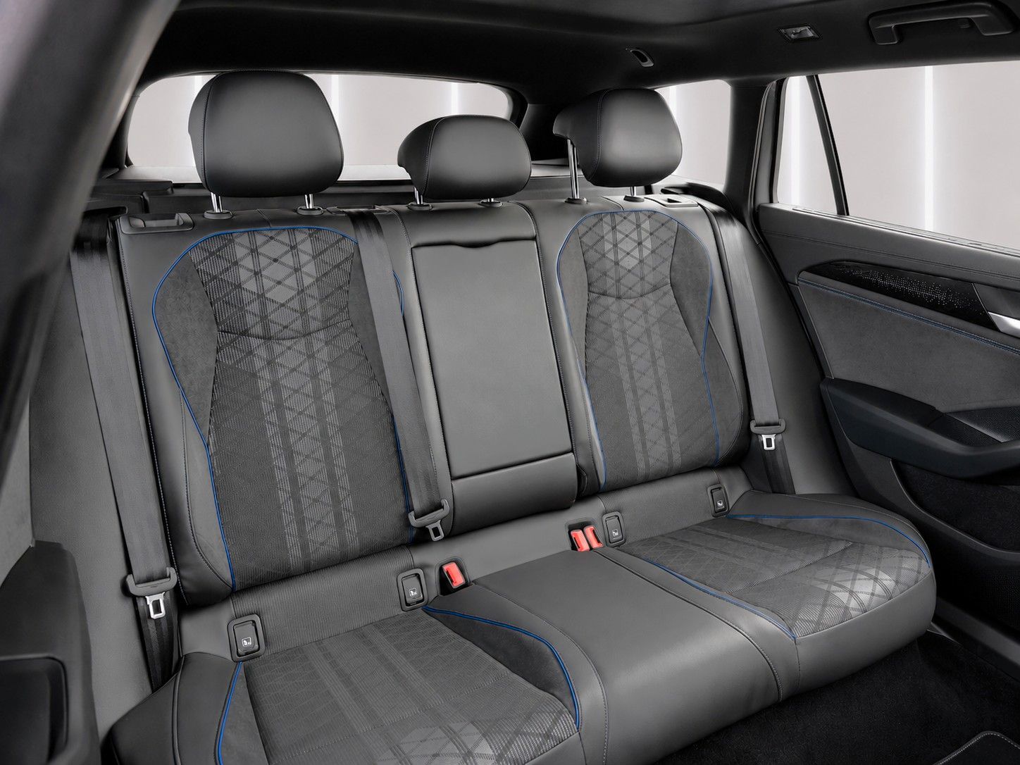 Fahrzeugabbildung Volkswagen Passat Variant 2.0 TDI R-Line *Pano*Massage*LED* - mit KI generiert/bearbeitet