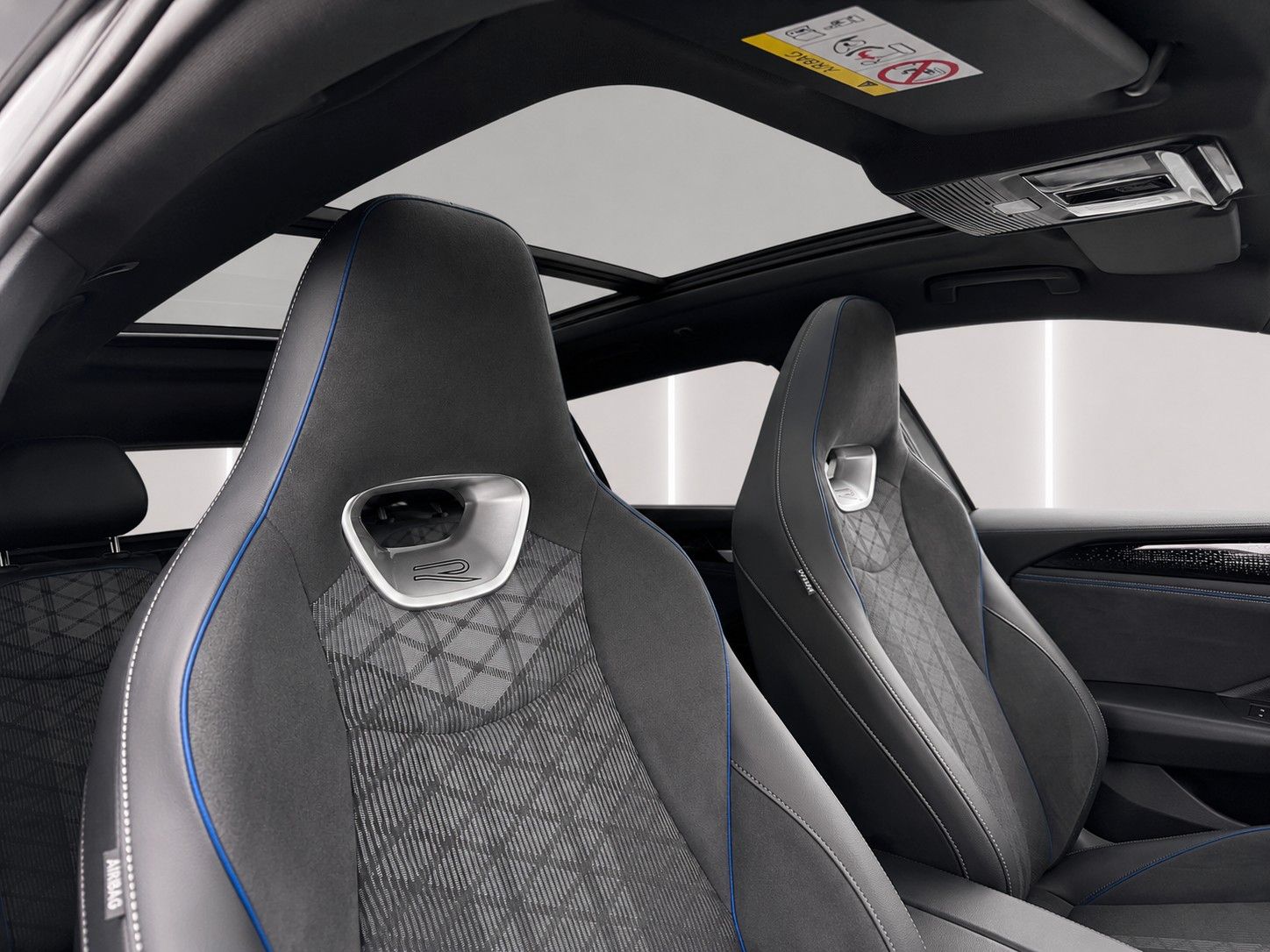 Fahrzeugabbildung Volkswagen Passat Variant 2.0 TDI R-Line *Pano*Massage*LED* - mit KI generiert/bearbeitet