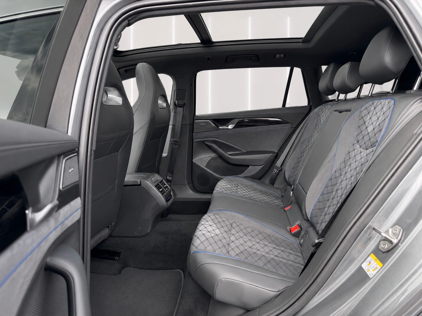 Fahrzeugabbildung Volkswagen Passat Variant 2.0 TDI R-Line *Pano*Massage*LED* - mit KI generiert/bearbeitet