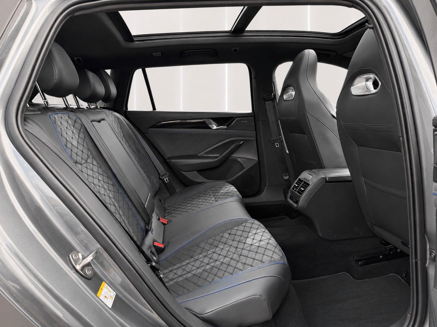 Fahrzeugabbildung Volkswagen Passat Variant 2.0 TDI R-Line *Pano*Massage*LED* - mit KI generiert/bearbeitet