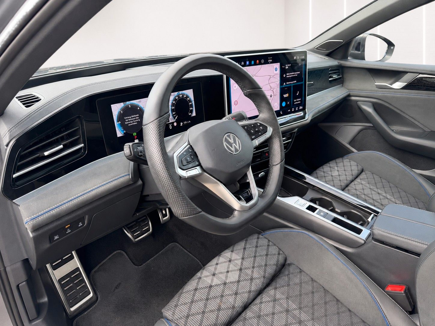 Fahrzeugabbildung Volkswagen Passat Variant 2.0 TDI R-Line *Pano*Massage*LED* - mit KI generiert/bearbeitet