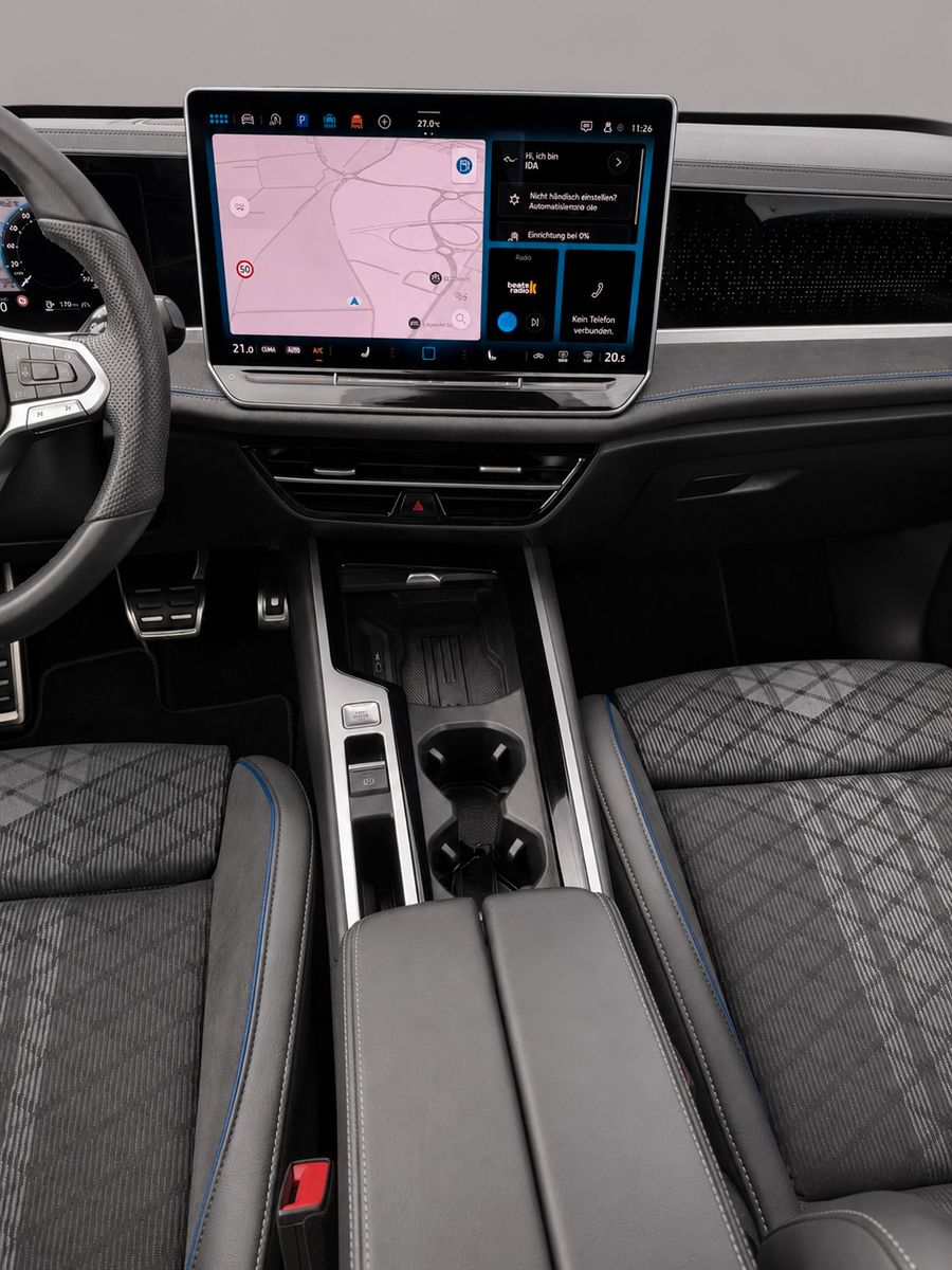 Fahrzeugabbildung Volkswagen Passat Variant 2.0 TDI R-Line *Pano*Massage*LED* - mit KI generiert/bearbeitet